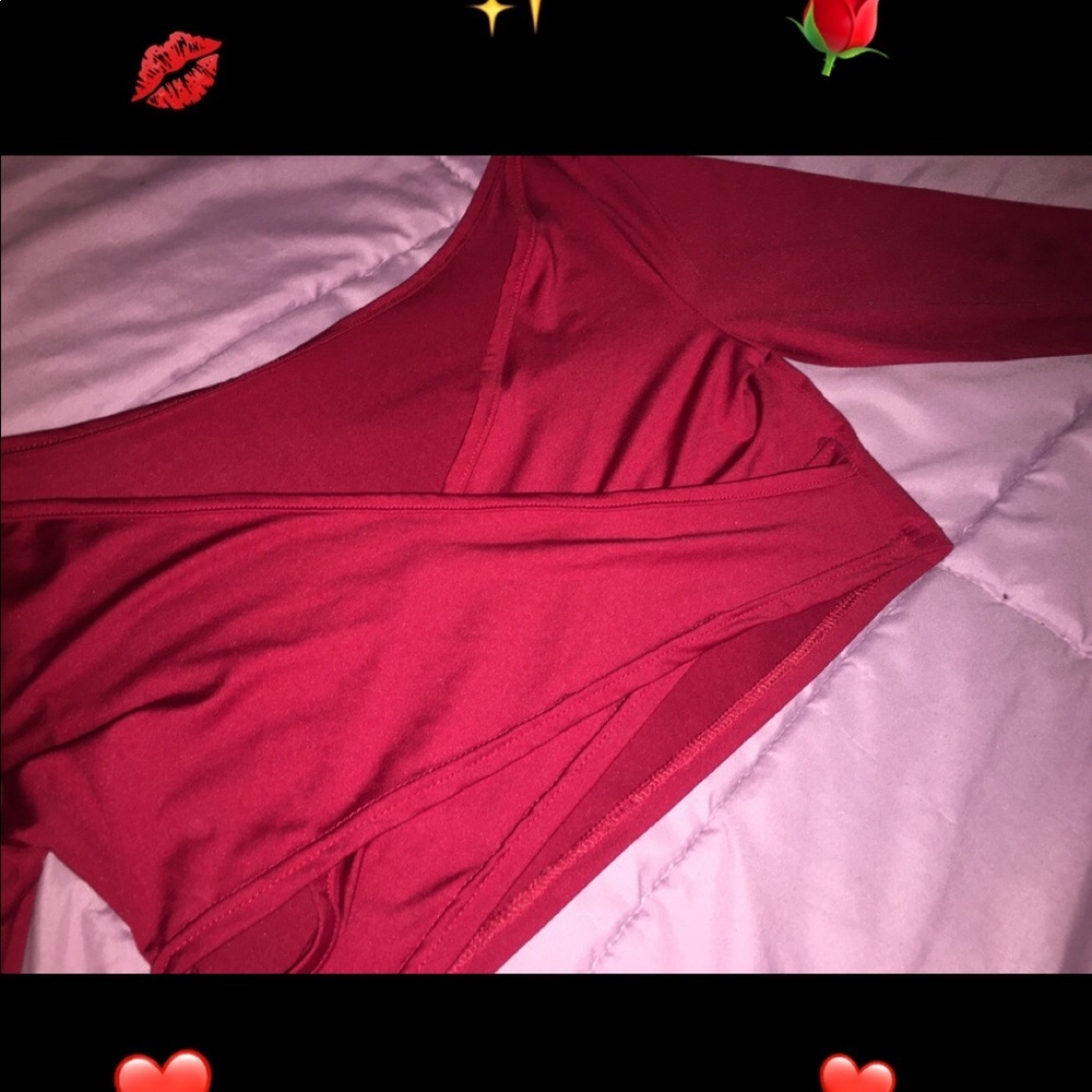 Long sleeve red crop top 🌹